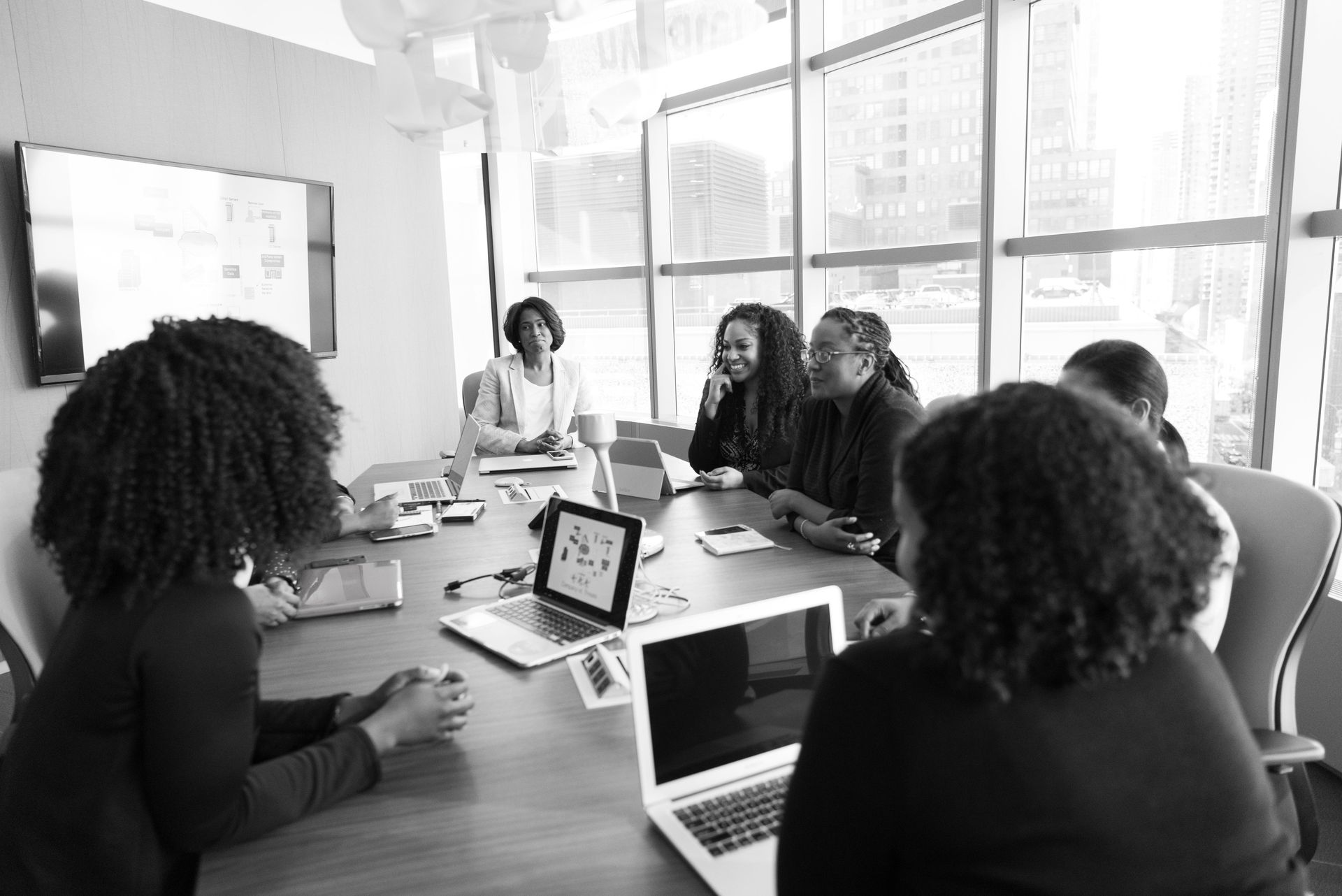 Salle de formation avec stagiiaires devant leurs ordinateurs et la formatrice